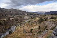 Nur mit Billet  Wie geschildert, hatten wir bereits in Arequipa das 'Boleto Turistíco' erworben, welches neben den Sehenswürdigkeiten der Hauptstadt des Südens weitere Attraktionen inklusive Colca umfaßte. Eine durch martialisch uniformierte Posten gesicherte Station mit Schranke stellt sicher, dass niemand unkontrolliert Zugang zur Stadt und dem Canyon erhält. Nachdem wir diese Sperre glücklich passiert und im Hotel eingecheckt hatten, war es immer noch früh am Nachmittag und wir beschlossen, trotz dräuender Wolken einen ersten Blick in die Schlucht zu werfen.