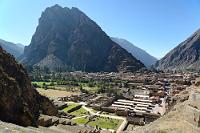 Ollanta  Wir genießen die Ruhe und lassen uns beim Aufstieg durch die akkurat gestaffelten Terrassen Zeit. Bei schönstem Wetter haben wir einen tollen Ausblick auf die älteste bewohnte Stadt Südamerikas, deren Stadtzentrum zum großen Teil noch aus Original Inka-Bauten in geometrisch angeordneten Wohnvierteln besteht. Im Vordergrund die Plaza Manyaraqui (oder Plaza Araccama – je nach Quelle...), über die man Zugang zur Tempelfestung erhält und die komplett mit Verkaufsbuden für die obligatorischen Touristenartikel bestückt ist. Links daneben eine archäologische Stätte mit freigelegten Wohnhäusern und Tempeln.