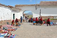 Plaza de Chinchero  Vielleicht haben die Reiseführerfotos auch nur Ausnahmezeiten abgebildet? Als wir aus der Anlage zurückkommen, sind's immer noch keine Massen, die uns begegnen – trotz Sonntag und strahlendem Sonnenschein. Obwohl man bei der Art der mehrheitlich folkloristischen Ware eher eine touristische Zielgruppe vermutet, sind es hauptsächlich die in Tracht und typischen Rundhut gekleideten Indiofrauen, die miteinander palavern und wohl auch den hier noch gebräuchlichen Tauschhandel praktizieren.