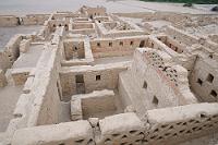 Rast- und Kontrollposten  Gut 50 km vor unserem Tagesziel waren wir bereits von zwei Polizeiposten kontrolliert worden. Da es noch relativ früh war, beschlossen wir, den Spieß umzudrehen und freiwillig einen weiteren – diesmal historischen – Kontrollposten aufzusuchen und einen ersten Sightseeing-Abstecher nach "Tambo Colorado" zu machen, eine ehemalige Inka-Befestigung, gelegen an einer uralten Trasse aus den Bergen hinunter zur Küste.