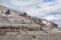 Sandsteinpanorama  Kurz bevor wir den Abzweig nach Puno erreichen, begleitet uns ein sehenswertes Sandsteinpanorama, dessen Formenreichtum wir längere Zeit staunend betrachten.  Befaßt man sich ein bißchen mit der täglichen Routenplanung, stößt man des Öfteren auf Ungereimtheiten – insbesondere, wenn man gleichzeitig 'Google Maps' und 'Open Street Map' (als Basis unserer Maps.Me App) zu Rate zieht. Fast durchgängig sind ein und die selben Straßen in beiden Karten mit unterschiedlichen Bezeichnungen benannt. Das betrifft nicht nur Neben-, sondern auch Haupt- und Überlandstraßen! Da auch die Beschilderung in Peru nicht immer vorhanden ist, fällt die Orientierung mitunter schwer. Eigentlich wollten wir den Weg nach Puno abkürzen, verließen uns auf die in Google als '109' und in OSM als 'AR-110/113' fett eingezeichnete Querverbindung – und saßen plötzlich auf einem einspurigen Feldweg in der Pampa! Ein bißchen Mißtrauen gegenüber den elektronischen Helfern ist in Peru durchaus angebracht und man tut gut daran, auf Experimente zu verzichten und schnellstens in den sicheren Schoß der asphaltierten Überlandstraße zurück zu kehren.