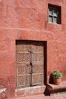 Santa Catalina #15  Dekoratives Schnitzwerk an einer Tür in einer der Mauern der Zocodober-Platzes.