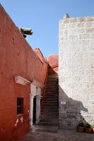Santa Catalina #17  Die Kuppel der Klosterkapelle umgibt eine Aussichtsbalustrade, die man über diese schmale Treppe vom Marktplatz aus erreichen kann. Von dort aus wurde die vorige Aufnahme aufgenommen.