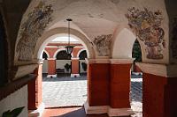 Santa Catalina #18  Der Rosenkreuzgang ist der älteste heute noch erhaltene Teil des Klosters. Hier findet man an den Deckengewölben prächtig farbige Zeichnungen und Gemälde mit biblischen Motiven.