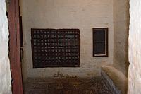 Santa Catalina #3  Bereits 1559 – nur 20 Jahre nach Gründung der Stadt durch eine goldgierige Konquistadorenmeute – wurde der Klostergrund von einer reichen spanischen Witwe gekauft und der heiligen Catalina geweiht. Für die reichen spanischen Familien war es eine Verpflichtung, dem Kloster die jeweils zweitgeborene Tochter als Nonne zu überstellen – samt ausreichend Mitgift. Böswillig könnte man annehmen, ein spanisches Gewissen wegen Ausrottung der Inkas hätte sich gerührt und die 'Abgabe' der Töchter diente der Schuldtilgung beim allmächtigen, gütigen Gott. In dem 20.500 qm großen, ummauerten Areal lebten schließlich, völlig abgeschieden bis zu 150 Nonnen samt Dienstpersonal. Das Bild zeigt einen Besuchsraum für Angehörige. Das Gitter verbot einen Blick auf die Nonnen, nur Gespräche waren möglich, sowie die Übergabe von Geschenken mittels eines Drehregals.