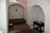 Santa Catalina #7  Spielekonsolen und TV sucht man vergebens in den Klosterkemenaten. Karge Einfachheit und strenge Kühle prägten das Leben der Nonnen – ein Zustand der sich wohl wirklich nur im andauernden Gebet und kontemplativer Versenkung ertragen ließ. Es gab durchaus ein Wohlstandsgefälle hinter den Klostermauern. Reichere Nonnen hatten ihre Wohnräume auch schon mal mit kostbaren Stoffen und Zierrat ausgestattet, bei Ärmeren sah es wohl eher wie oben aus. Allen gemein war aber eine gewisse Form der Selbstkasteiung, die sie veranlasste, sich Steine unter die Matrazen zu legen, auf dass es ja nicht zu gemütlich wurde...