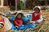 Seemenschen   Kot-suns , "Seemenschen", so nannten sich die Uros in früheren Zeiten. Diese beiden Kleinen wollen erst noch welche werden... Wenn man 'nur' 3 Wochen zur Verfügung hat, ist man meist auf die für den Massentourismus zugeschnittenen Angebote beschränkt. Experimente mit selbstorganisierten Ausflügen verbieten sich da von selbst, auch um den Preis, weniger 'Authentizität' zu erleben. Die Uros-Inseln des Titicacasees kann man auch in tradionellen Schilfbooten bereisen, man kann Übernachtungen in Schilfhütten buchen und für ein, zwei Tage unter den Inselbewohnern leben. Wir hingegen unternehmen eine Tagestour mit einem (metallenen) Ausflugsboot und laufen die Schilfinseln als eine von zwei Stationen im See an. Sicherlich nicht das Optimum, aber trotz Allem eine interessante und lehrreiche Erfahrung!