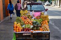 Selbstbedienung?  Vorübergehend unbeaufsichtigter Verkaufskarren eines Straßenhändlers in Nazca. Niemand käme auf die Idee, sich an den bereitliegenden Früchten zu vergreifen!   Nazca als Stadt ist wenig beeindruckend. Neben diversen Darstellungen von Linienmotiven – mal als Mosaik, mal als Verzierung von Bushaltestellen – gibt's nicht viel zu sehen. Wer mehr Zeit hat, auf den wartet im Umland noch eine Vielzahl von Ausflugszielen, wie das Museum von Maria Reiche, die Cantallo-Aquädukte, die Cahuachi Ruinen oder der Cerro Blanco, die mit 1176 m Höhe größte Sanddüne der Welt. Wir mußten allerdings nach nur einer Übernachtung schon weiter...