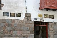 Stadtspaziergang Cusco #20  Eine Kanzlei ist frei geworden und wartet auf neue Juristen! Manche Fundsachen bringen einen zum Schmunzeln. Man stelle sich vor, Anwälte bei uns würden so ihre Dienste plakatieren. Da geht ohne Messingtafeln in gläsernen Treppenhäusern gar nichts...