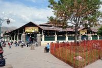 Stadtspaziergang Cusco #22  Es gibt zwar auch Supermärkte in Peru, aber selbst in Großstädten muß man diese lange suchen, da sie relativ rar sind. Die Peruaner decken sich mit ihrem Lebensbedarf lieber auf Großmärkten ein. Hier brodelt das Leben und es wird die ganze Palette des täglichen Bedarfs feilgeboten – von Küchengeräten über Kleidung, Zierpflanzen, Spielzeug, Babyartikeln, Kurzwaren bis hin zu Frischfleich, Obst und Gemüse sowie Nahrung für das Haustier.