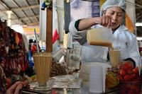 Stadtspaziergang Cusco #25  Dank Marens flüssigem Spanisch entspann sich ein angeregter Dialog, in dem wir nach unserer Herkunft befragt wurden und das Geheimnis des süffigen Mixgetränkes erfuhren: Kein Tröpfchen Wasser, sondern neben dem Fruchtpüree ausschließlich gute Kondensmilch!  Bereits nach dem Genuß des ersten gehaltvollen Glases satt, wurde noch ein zweites Mal fast vollgeschenkt – schließlich hätten wir den gesamten Inhalt des Mixbechers erworben...