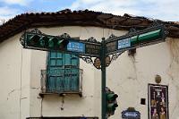 Stadtspaziergang Cusco #27  Peru kennt kein Gelblicht! Auch wenn es ansonsten keine (zumindest keine erkennbaren) Regeln im peruanischen Straßenverkehr gibt – Ampeln werden immerhin respektiert. Im Gegensatz zu unseren Ampelanlagen wird man aber jederzeit über die Restdauer der aktuellen Phase informiert. Analog zur Gelbphase bei uns, in der man schon mal das Gaspedal drückt, erwartet der peruanische Hintermann spätestens ein Anfahren bei drei Sekunden 'Restrot'. Wenn nicht, gibt's Gehupe!
