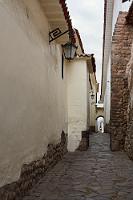 Stadtspaziergang Cusco #6  Die enge Verzahnung kolonialer Architektur mit dem Inkaerbe tritt in Cusco allerorten hervor. Wie in dieser typischen engen Gasse, besteht die Basis meist aus Inka Mauern, auf die die Spanier ihre Behausungen draufgestülpt haben.