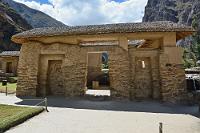 Templo del Agua  Obwohl es rund  um den sogenannten Wassertempel an allen Ecken fließt und sprudelt, wurde an diesem Ort die Bedeutung des lebensspendenden Nasses von den Inkas nochmals gesondert gewürdigt. Schließlich ist die Sonne als 'Hauptgott' nicht für alles allein verantwortlich. Langsam neigt sich unser Besuch dem Ende zu. Von links aus dem Ort tönen nun unverkennbar die Klänge eines bläserdominierten Musikzuges, der Lärm einer vielköpfigen Menge brandet auf und wir fragen uns, was da wohl los sein mag?