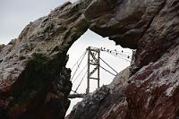 Überbleibsel...  ...einer Zeit, in der Guano noch in industriellem Maßstab abgebaut wurde. Der reizvolle Blick durch das 'rock hole' offenbart die Spitze der Verladeanlage, die nach der nächsten Biegung komplett ins Bild kommt. Hier legten früher die Schiffe an, die den südamerikanischen Powerdünger für die ganze Welt abholten. Heute gibt es den Guano nur noch in vergleichsweise kleinen Mengen und die Welt ist nahezu vollständig auf chemisch erzeugten Kunstdünger umgestiegen.