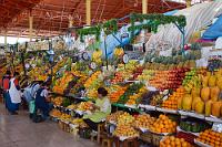 Vitamine in ihrer schönsten Form  Da fühlt man sich schon beim Hinschauen gesünder... Aber – woher stammt diese Vielfalt? Fährt man durch Peru, kann man nicht gerade behaupten, dass einem landwirtschaftliche Anbauflächen besonders ins Auge springen. Seien es die ausgedehnten Wüsteneien des Küstenvorlandes oder selbst die terrassenförmig abgesteckten Felder der Bergregionen – nirgends sieht man Spuren des Anbaus solch leuchtender Früchte. Ehrlicherweise müssen wir allerdings zugeben, auch nicht gerade nach Zeugnissen ackerbaulicher Aktivitäten gesucht zu haben ;-).