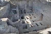 Von der Geschichte verschluckt  Gemessen an der Bedeutung, die die Kultur vor über tausend Jahren hatte, ist bemerkenswert wenig von ihr überliefert worden. Die Ausgrabung, die auf 2800 m Höhe liegt, markiert das ehemalige Zentrum der Wari, welches um die 20000 Hektar groß war und bis zu 50000 Menschen beherbergte. Mit den Inkas, die erst ein paar Jahrhunderte später ihre Blüte erreichten, hatten die Wari keine Berührung mehr, denn sie verschwanden um 1000 n.Chr. aus bis heute unbekannten Gründen fast völlig aus der Geschichte.