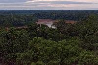 Zappenduster  Dass unsere Vorstellung von drei entspannten Tagen am Amazonas etwas naiv war, schwant uns gleich nach Ankunft in der Lodge. Noch mit dem Begrüßungscocktail in der Hand, lernen wir die Hausordnung kennen, das Verbot schmutzigen Expeditionsschuhwerks auf den empfindlichen Holzstegen und die eindringliche Ermahnung, den Hotelbereich nicht auf eigene Faust zu verlassen. Da die meisten Touristen Mitglied einer größeren Reisegruppe sind, stellen wir beide als selbständige Mietwagenreisende eine separate Minigruppe dar, der ein eigener, perfekt deutsch parlierender Guide zur Seite gestellt wird. Juan Carlos informiert uns auch gleich, dass noch vor dem gemeinsamen Abendessen um 19:15 Uhr ein Ausflug zum Aussichtsturm ansteht. Puh! Marens Magen nervt immer noch und unsere Begeisterung, nach dem anstrengenden Reisetag noch einen 40 m hohen Turm zu erklimmen, ist nicht gerade ausgeprägt. Doch Schlappmachen gilt nicht und so ziehen wir mit dem taschenlampenbewehrten Guide mit eineinhalbstündiger Verspätung im Dunklen los.  Obiges Foto ist das Resultat massiver Aufhellung und Entrauschung. So hätten wir es wahrscheinlich gesehen, wären wir eine Stunde früher dort oben gewesen ;-)