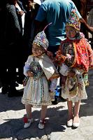 Zwei Prinzessinnen  In was sind wir hier hinein geraten? Jetzt geht uns auf, dass es nicht nur Sonntag ist, sondern noch dazu Pfingsten. Aber ein solches Pfingstfest haben wir noch nie gesehen! Klar, irgendwas hat es mit 'Kirche' zu tun, auch laufen allenthalben weißgewandete Geistliche zwischen dem bunten Volk, aber die Kostüme wirken eigentlich eher mystischen Glaubeninhalten entlehnt.