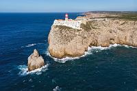 Farol do Cabo de São Vicente  Coronabedingt hatte der Imbiss mit der "Letzten Bratwurst vor Amerika" leider geschlossen, so dass wir uns nur mit einem letzten Blick auf den Leuchtturm der südwestlichsten Ecke Europas von Portugal verabschieden konnten, welches prompt einen Tag nach unserer Abreise einen landesweiten Lockdown einrichtete. Wir waren daran nicht schuld!!! : Alagrve,Farol do Cabo de São Vicente