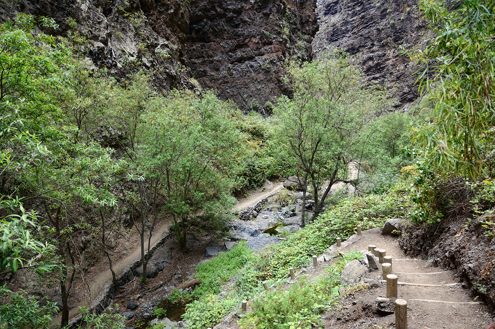 Inferno mit geharkten Wegen