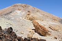 Atemlos  Schon ziemlich außer Atem wegen der zeitraubenden Kraxelei zur Nordseite wollten wir noch den Weg nach Westen nehmen. Das sagt sich einfacher, als es ist. Auf 3500 m läuft man nicht mal so eben bergauf, bergab. Mit der limitierenden Einstundenvorgabe war nur noch die Hälfte der Strecke zum Aussichtspunkt Pico Viejo drin. Immerhin Zeit genug, um noch einen Teil der von Schwefelausgasungen gelb gefärbten Flanke des Teide optisch und olfaktorisch genießen zu können. Bei dem herrschenden Andrang auf den Teide begreift man die Notwendigkeit einer zeitlichen Beschränkung der Besuchsdauer. Eine Stunde ist aber – besonders unter Berücksichtigung des nicht gerade preiswerten Eintritts – definitiv zu kurz, um in Ruhe die 'points of interest' aufsuchen zu können!