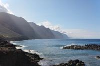 Dunststaffelung  Von der äußersten Nordwestspitze der Insel hat man bei schönem Wetter einen weiten Blick bis hinunter nach Los Gigantes, dem südlichen Abschluß der gestaffelten Barrancos des Teno-Gebirges.