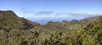 Ein Stückchen weiter,...  ...mittlerweile auf der TF-12, windet sich die Straße stellenweise in Serpentinen Richtung La Laguna, so dass sich an einigen Stellen der Blick auf den Weg öffnet, den man gerade gekommen ist. Ein sonniger Abschied aus dem meist wolkenverhangenen Tag.