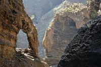 Eingeholt  Wir hatten es kommen hören: von hinten schallten laute Rufe durch die stille Schlucht und an diesem beeindruckenden Torbogen wurden wir von den ersten, 1 Std. nach uns gestarteten Tagestouristen überholt. Das hat man davon, wenn man sich nicht auf den vom Reiseführer vorgeschriebenen max. 3stündigen Powerwalk beschränkt, sondern an wirklich jeder Blume erst mal stehenbleibt, um sie zu fotografieren, oder um einfach nur die Aussicht zu genießen.