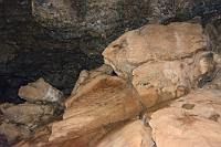 Einsturzgefährdet  Obwohl der Ausbruch des Pico Viejo vor 27000 Jahren nicht länger als einen Tag gedauert haben soll, reichte dieser Zeitraum, bis zu drei Lagen übereinandergeschichteter Gangsysteme zu schaffen. Zwischen den Lagen oft nur halbmeterdicke Lavadecken, die – wie hier – an einigen Stellen eingestürzt sind und vertikale Zugänge zu darüber oder darunterliegenden Stollen ermöglichen. Der 16 m tiefe Sturz einer Hirtin und ihrer Herde durch den Einbruch einer besonders dünnen Stelle der Oberflächendecke soll nach einer örtlichen Sage sogar erst zur Entdeckung der Höhlen geführt haben.