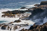 Gischtpfanne  Stundenlang kann man der Brandung an der Nordostküste zuschauen, wie sie in immer neuen Strömen von den Felssockeln abfließt.