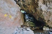 Hilfreich  Oft sind es nur unscheinbare Hinweise oder langsam verblassende Farbmarkierungen, die einem den richtigen Weg weisen. Von alleine käme man nicht unmittelbar auf die Idee, hinter dieser figurverbiegenden Durchfädelung den weiteren Pfadverlauf zu vermuten.