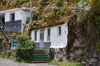 Höhlendorf  Ebenfalls als 'Lückenfüller' ist unsere nochmalige Fahrt ins Anaga-Gebirge aufzufassen, nachdem wir zwei Stunden des Vormittags mit einem  höchst unerfreulichen Besuch  des massiv überschätzen Loro Parque in Puerto de la Cruz verschwendet haben. Heute konzentrieren wir uns aber auf die Küste und haben uns das Dorf Chinamada als Ziel gesetzt.