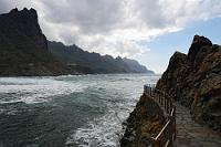 Kein Selfie...  ...von uns. Versprochen! Dies scheint ein beliebter Ort zu sein, um sich selbst von allen Seiten mit und ohne Felsen vorm Meer auf Smartphone abzulichten. Es dauerte jedenfalls geraume Zeit, bis wir diesen Anblick ohne Selbstverliebte auf den Sensor bannen konnten...