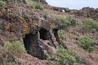 Mauerwerk  Überall auf den Kanarischen Inseln sind die Zeugnisse des vulkanischen Ursprungs unübersehbar. Durch vielfache Hebungen und Senkungen von Meeresbodensediment, Asche- und Lavaschichten sind die Inseln mehrfach umgeschichtet, teilweise abgetragen und anderenorts neu aufgeschichtet worden. Dabei ist Magma stellenweise in den Bruchlinien der Auffaltungen emporgestiegen – hartes Gestein, welches nach Erosion der weicheren Umgebungsmaterialien an vielen Stellen freistehende Mauern ausbildet.