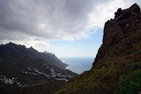 Näher ran...  ...an die Nordküste kommt man, wenn man der TF-12 ein Stückchen weiter nach Osten folgt und dann nach links auf die TF-134 abbiegt. Der Ort Taganana, den wir ein paar Tage zuvor noch in  strahlendem Sonnenschein  haben liegen sehen, wirkt heute unter dem verhangenen Himmel unwirklich düster.