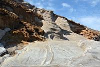 Nur bei Ebbe...  ...ist dieses Gebiet zugänglich und mit ausreichend Abstand von der Wasserseite her abzulichten. Dabei ist es an schönen Tagen nicht ganz einfach, nur die steinernen Rundungen und nicht die häufig erheblich weniger reizvollen Kurven der Badegäste auf's Bild zu bannen.