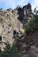 Schroff  Jede Wegkurve bietet eine neue Attraktion. Die immer enger werdende Schlucht läßt nur gelegentlich die Strahlen der noch tief stehenden Morgensonne bis zum Talgrund durchscheinen und beleuchtet neue skurrile Formationen des verwitterten Teno-Gesteins.