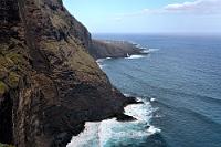 Steilküste  Die Straße, die entlang dieser Felsen in den Stein gehauen wurde, ist Ziel eines unablässigen Bombardements verwitterter Steinbrocken. Mit großem Aufwand wurden Maschendrahtnetze über der Straße verspannt, um den Besuchern und Bewohnern der Punta de Teno ein unfallfreies Ankommen zu gewährleisten.