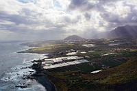 Steinschlaggefahr  Glücklicherweise ist die zwischenzeitlich wegen Beseitigung von Steinschlagschäden geschlossene Carretera Punta de Teno wieder geöffnet und bietet uns da, wo sie direkt an die Nordküste führt, atemberaubende Ausblicke auf Steilküsten und das von durchbrochenem Sonnenlicht beschienene, landwirtschaftlich genutzte Vorland.