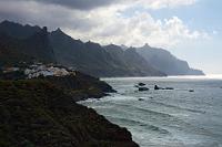 Tagesende  Vom Mirador in Benijo am Ende der Straße geht der Blick zurück auf das wie hingewürfelt wirkende Dörfchen Almáciga und den markant hervorstehenden Gipfel des Roque de Taborno. Nach dem überflüssigen Loro Parque Erlebnis des Vormittags ein schöner Abschluß des Tages!