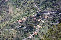 Weltberühmt  Obwohl der Ort gerade mal aus ein paar Handvoll Häuschen besteht, ist das von Kanarischen Dattelpalmen eingerahmte Masca als Ausgangspunkt der legendären Schluchtwanderung weltberühmt. Erstaunlich, dass es trotz der täglich mehrhundertköpfigen Touristenschar trotzdem absolut ruhige Ecken gibt, wo man nichts von dem Trubel rund um den Parkplatz mitkriegt. Am Ende der Häuserzeile in der linken Bildmitte ist unsere Unterkunft ein solch traumhafter Ruhepol!