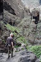 Wo jetzt?  An einem Stiefel zeigt die Sohle nun doch ernstzunehmende Auflösungstendenzen, denn der 'Weg' ist durchaus nicht so kuschelig geblieben, wie er sich zum Beginn präsentierte. Seither ging es im wahrsten Sinne über Stock und Stein inklusive kleiner Kletterpassagen, die recht strapaziös für's Schuhwerk sein können. Auch sollte man darauf gefaßt sein, häufiger nach Wegmarken Ausschau zu halten, denn der Verlauf des Pfades am Schluchtgrund ist nicht immer ganz eindeutig.