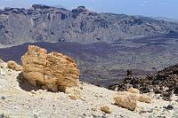 Zeitstress  Man muß sich entscheiden, welchen der drei Wege von der Bergstation weg man einschlagen will. Der Aufstieg zum leicht rauchenden Gipfel verbietet sich von selbst, wenn man nicht zuvor online eine auch dafür notwendige Eintrittskarte erworben hat. Hatten wir nicht... Wir hätten uns statt für den Aussichtspunkt auf der Nordseite, von dem man lediglich auf eine geschlossene Wolkendecke sah, lieber für die dritte Alternative entscheiden sollen: Den Blick auf den Pico Viejo von der Westseite des Berges. Das weiß man aber nicht vorher...
