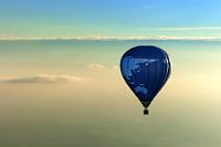 Begegnung im Abendlicht  In 1100 m Höhe, über der Inversionschicht, wirkte der Ballon wie losgelöst von der Erde.   Dieses Motiv hat für mich etwas beinahe Metaphysisches, verkörpert der Ballon doch gleichzeitig die Freiheit des Fliegens (die mir durch mein Ultraleichtflugzeug gegeben ist), wie auch in der Erdkugel das Sinnbild für all die schönen Eindrücke, die wir von unseren Reisen mit nach Hause nehmen durften. Nicht umsonst ist dieser Ballon Titelbild unseres Albums geworden.