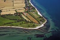 Dahmeshöved  Rund um den Dahmer Leuchtturm (etwas oberhalb der Bildmitte), 2-3 km südlich des Kur- und Badeortes Dahme, finden sich noch kurtaxenfreie Strandabschnitte. Die Strände sind hier zwar nicht so gepflegt wie in den Touristenhochburgen – zum Baden reicht es aber allemal und der Freizeittaucher sieht sich sogar in eine abwechslungsreiche Unterwasserlandschaft aus miesmuschelbewachsenen Bänken zwischen skurril geformten Kalksandsteincanyons versetzt.