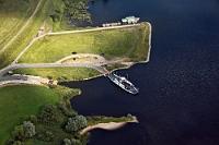 Elbfähre  zwischen Darchau (Mecklenburg) und Neu-Darchau (Niedersachsen)    Nachtrag: Wie sich die Dinge ändern! Nach der Wende gehörte das nördlich der Elbe gelegene Darchau zum Landkreis Hagenow (welches sich den Landkreis inzwischen von Ludwigslust hat abnehmen lassen ;-)) in Mecklenburg/Vorpommern. Da das Amt Neuhaus bis zum Ende des Krieges zum Herzogtum Sachsen-Lauenburg gehörte, beschlossen die Gemeinderäte der zum Amt Neuhaus gehörenden Gemeinden die Rückkehr zum Landkreis Lüneburg in Niedersachsen. Auch Darchau wurde damit am 30. Juni 1993 wieder niedersächsisch und das Amt Neuhaus ist jetzt eine aus sieben Gemeinden bestehende Enklave Niedersachsens nördlich der Elbe.