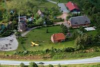 Faller Häuschen mit Flugzeug  Dieser Blick aus ca. 100 m Höhe im Landeanflug auf ein kleines Mühlenmuseum in Wittenburg (MV) erinnert wirklich an ein künstliches Faller Häuschen Arrangement für die Modelleisenbahn. Wie es die ausgemusterte 'Zlin', ein ehemaliger DDR-Sprühflieger, in den Vorgarten dieses Biotops geschafft hat, ist sicherlich auch 'ne interessante Geschichte.    Nachtrag: Mittlerweile existiert das Mühlenmuseum in dieser Form nicht mehr und die 'Zlin' fristet ihr Dasein als unbeachtetes Dekorationsstück neben einer GoCart-Bahn, die sich unter der Skischanze des seit Inbetriebnahme defizitären 'Alpin-Center Wittenburg' schlängelt. Trauriges Schicksal für so ein Flugzeug...
