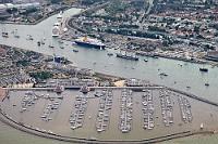 Hanse Sail 7.8.2010, Hohe Düne  Leider war das Wetter etwas durchwachsen – leicht diesig und nur ein Hauch von Sonne.