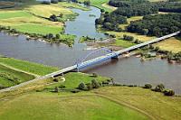 Symbolbrücke  Diese 970 m lange Brücke als Bestandteil der Bundesstraße 191 von Uelzen nach Ludwigslust überquert hier die Elbe bei Dömitz. Sie ist auf einem ca. 115 km langen Flußabschnitt die einzige Straßenbrücke zwischen Wittenberge und Lauenburg. Bereits 1936 spannte sich an gleicher Stelle eine Brücke über die Elbe, die allerdings 1945 bei einem Luftangriff zerstört wurde. Erst in den Jahren 1991-92 wurde das Bauwerk als erste Brücke über den Fluß neu errichtet und gilt seit seiner Einweihung am 18. Dezember 1992 als Symbol der Wiedervereinigung.